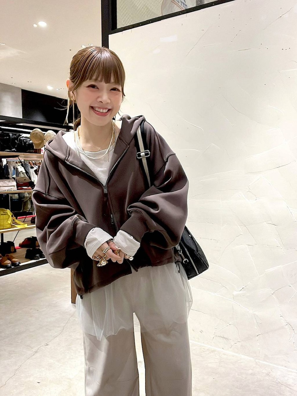 ブラック系のショルダーバッグ、ベージュ系のスニーカー、ベージュ系のその他パンツを着用したレディースの冬コーディネートの9枚目の写真