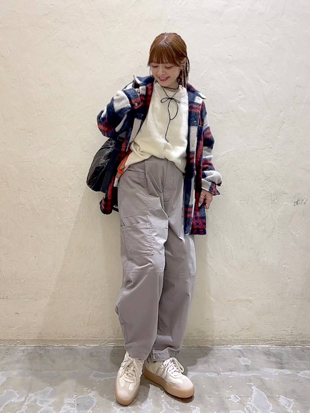 ベージュ系のニット/セーター、ベージュ系のブルゾン、グレー系のその他パンツを着用したレディースの冬コーディネートの3枚目の写真