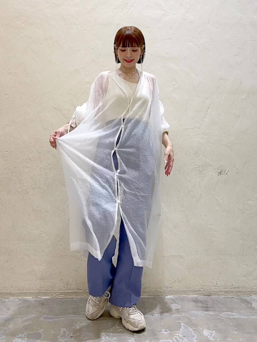 ベージュ系のタンクトップ、パープル系のその他パンツ、ホワイト系のワンピースを着用したレディースの夏コーディネートの2枚目の写真