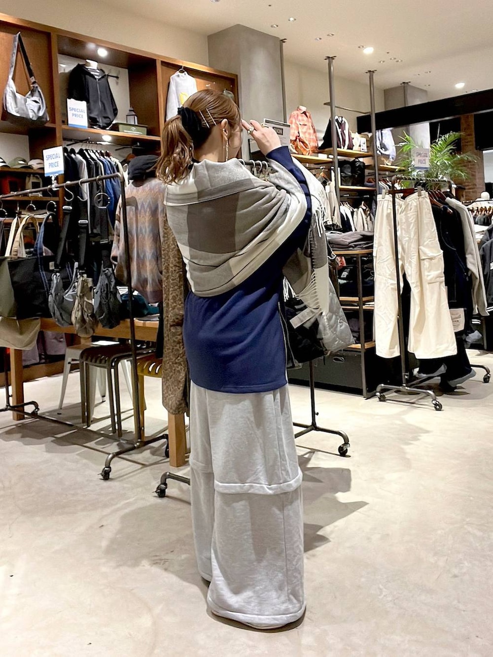 ゴールド系のスニーカー、ゴールド系のネックレスを着用したレディースの秋コーディネートの4枚目の写真