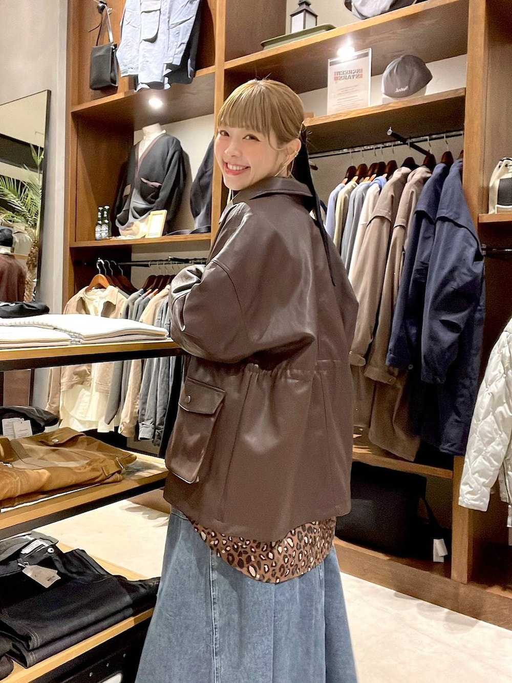 ブルー系のスカート、その他のその他シューズ、ブラウン系のミリタリージャケットを着用したレディースの冬コーディネートの3枚目の写真