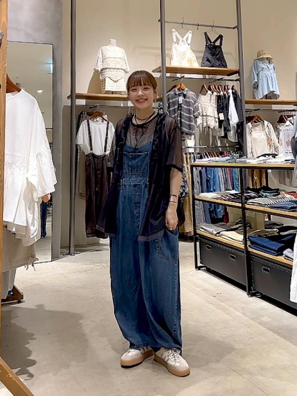 「着痩せ・細見え、体型カバー、ナチュラル、ママコーデ、春コーデ、夏コーデ、カジュアル、niko and ...、淡色コーデ、Over40スタッフ、大人カジュアル、ベスト、サロペット、シアートップス、カップ付きインナー」｜「bijorieの【bijorie】カップ付き モチモチコットンバッククロスキャミ／NEW BASIC series（インナーウェア/肌着、ベージュ系）」を使った、みきてぃ24さん（レディース・158cm）の春コーディネートの4枚目の写真