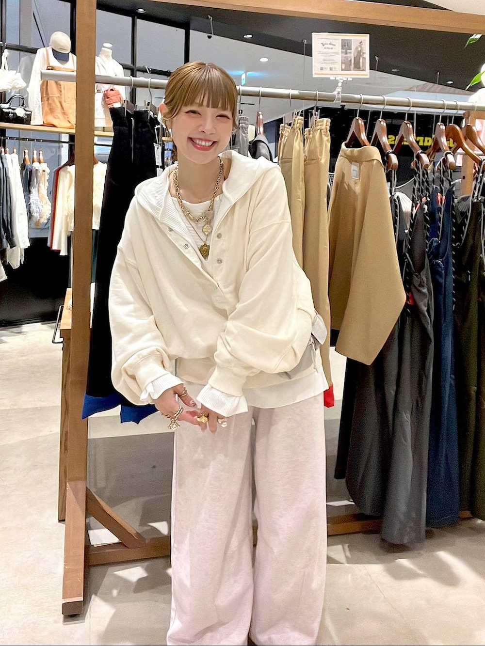 ホワイト系のパーカー、ピンク系のスウェットパンツ、ホワイト系のTシャツ/カットソーを着用したレディースの冬コーディネートの6枚目の写真