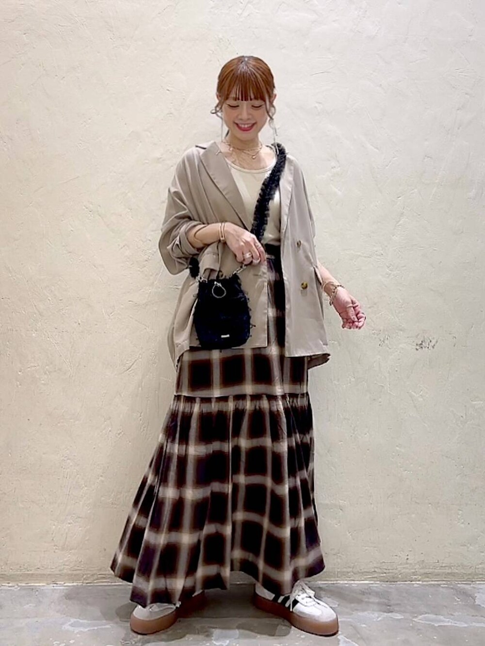 「着痩せ・細見え、体型カバー、ナチュラル、ママコーデ、秋コーデ、冬コーデ、カジュアル、niko and ...、淡色コーデ、Over40スタッフ、大人カジュアル、ジャケット、ジャケットスタイル、スカート、ショルダーバッグ」｜「niko and...のオンブレーチェックティアードスカート（スカート、ブラウン系）」を使った、みきてぃ24さん（骨格ウェーブ・レディース・158cm）の秋コーディネートの7枚目の写真