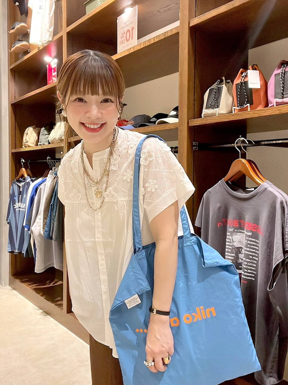 ブルー系のトートバッグ、ホワイト系のシャツ/ブラウス、ブラウン系のその他パンツを着用したレディースの夏コーディネートの8枚目の写真