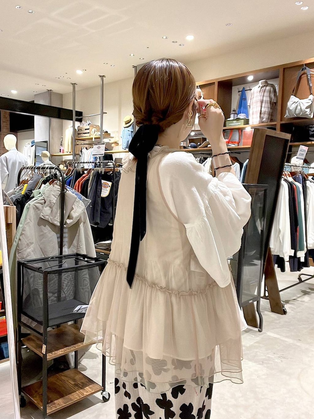 「着痩せ・細見え、体型カバー、ナチュラル、ママコーデ、春コーデ、夏コーデ、カジュアル、niko and ...、淡色コーデ、Over40スタッフ、大人カジュアル、ベスト、ブラウス、パンツ、ネックレス」｜「niko and...のCOMFORTリネンワイドブラウス（シャツ/ブラウス、ホワイト系）」を使った、みきてぃ24さん（レディース・158cm）の夏コーディネートの8枚目の写真