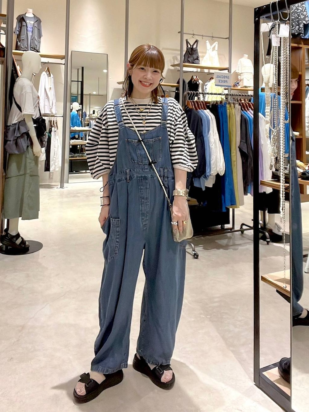 「着痩せ・細見え、体型カバー、ナチュラル、ママコーデ、niko and ...、淡色コーデ、Over40スタッフ、大人カジュアル、サロペット、Tシャツ、サンダル、春コーデ、夏コーデ、カジュアル」｜「Me%のメタルメッシュポーチショルダー　103417（ショルダーバッグ、ゴールド系）」を使った、みきてぃ24さん（レディース・158cm）の春コーディネートの7枚目の写真