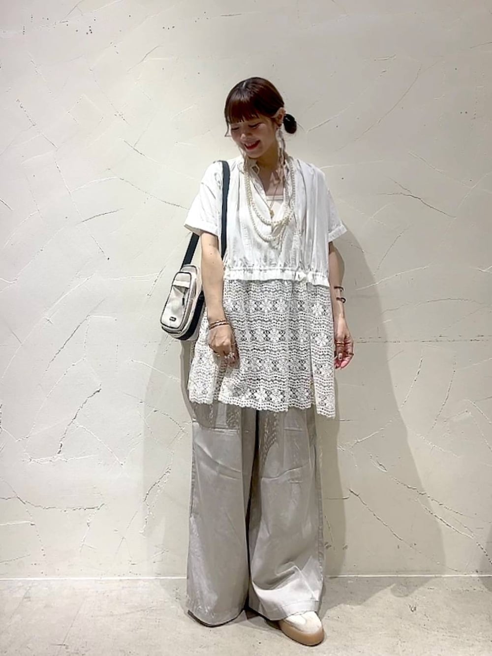 「着痩せ・細見え、体型カバー、ナチュラル、ママコーデ、春コーデ、夏コーデ、カジュアル、niko and ...、淡色コーデ、Over40スタッフ、大人カジュアル、ブラウス、パンツ、ワイドパンツ、ショルダーバッグ」｜「niko and...のDRYイージーワイドパンツ（その他パンツ、グレー系）」を使った、みきてぃ24さん（レディース・158cm）の夏コーディネートの3枚目の写真