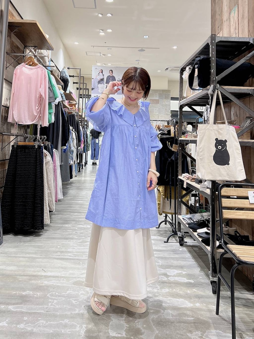 「着痩せ・細見え、体型カバー、ナチュラル、ママコーデ、春コーデ、カジュアル、niko and ...、Over40スタッフ、スカート、ブラウス、サンダル、リラックス」｜「niko and...のオリジナルキルティングサンダル（サンダル、ホワイト系）」を使った、みきてぃ24さん（骨格ウェーブ・レディース・158cm）の春コーディネートの2枚目の写真