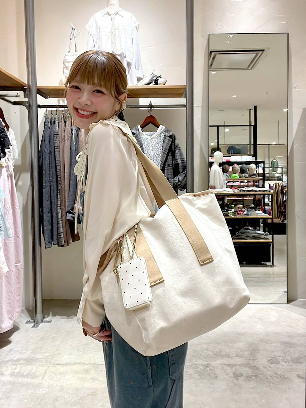 その他のトートバッグ、ブルー系のサロペット/オーバーオール、ベージュ系のパスケースを着用したレディースの秋コーディネートの5枚目の写真