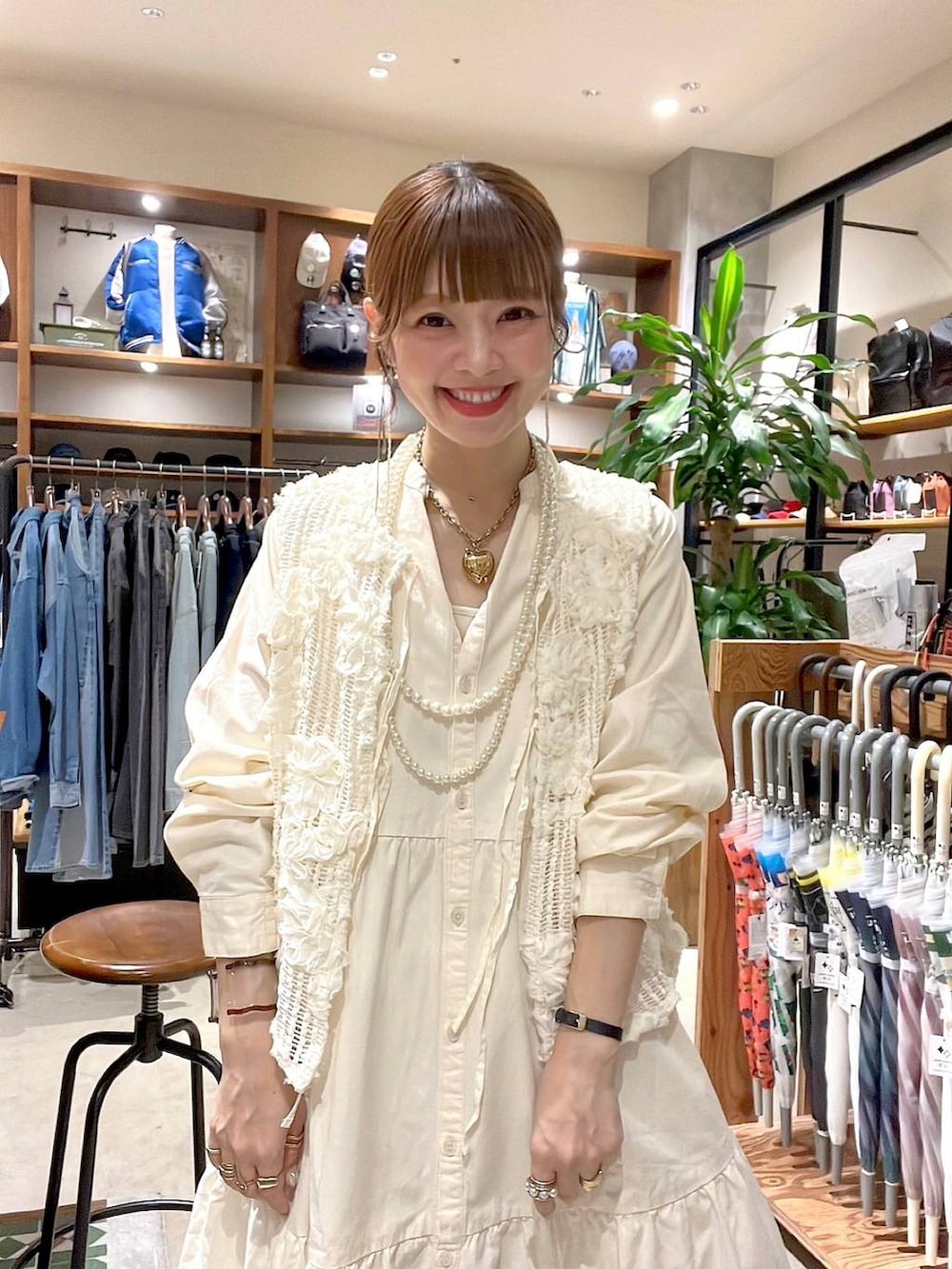 「大人カジュアル、秋服準備はじめました、ワンピース、ワントーン、ベスト、着痩せ・細見え、体型カバー、ナチュラル、ママコーデ、秋コーデ、きれいめ、カジュアル、niko and ...、淡色コーデ、Over40スタッフ」｜「niko and...のモチーフレーシーベスト（ベスト、ベージュ系）」を使った、みきてぃ24さん（レディース・158cm）の夏コーディネートの4枚目の写真