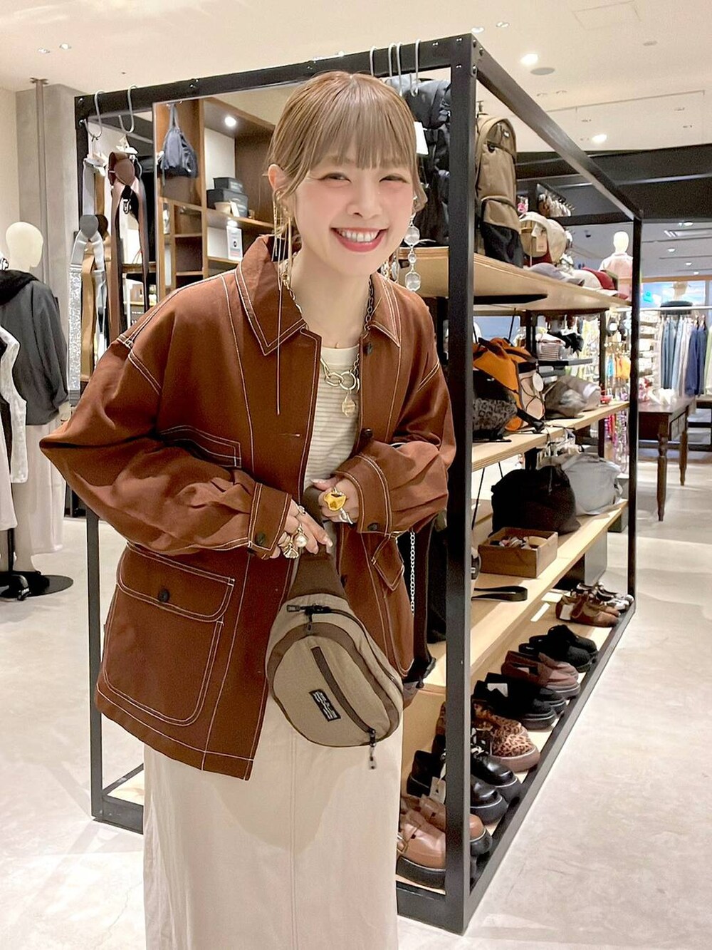 ブラウン系のカバーオール、ベージュ系のボディバッグ/ウエストポーチを着用したレディースの春コーディネートの5枚目の写真