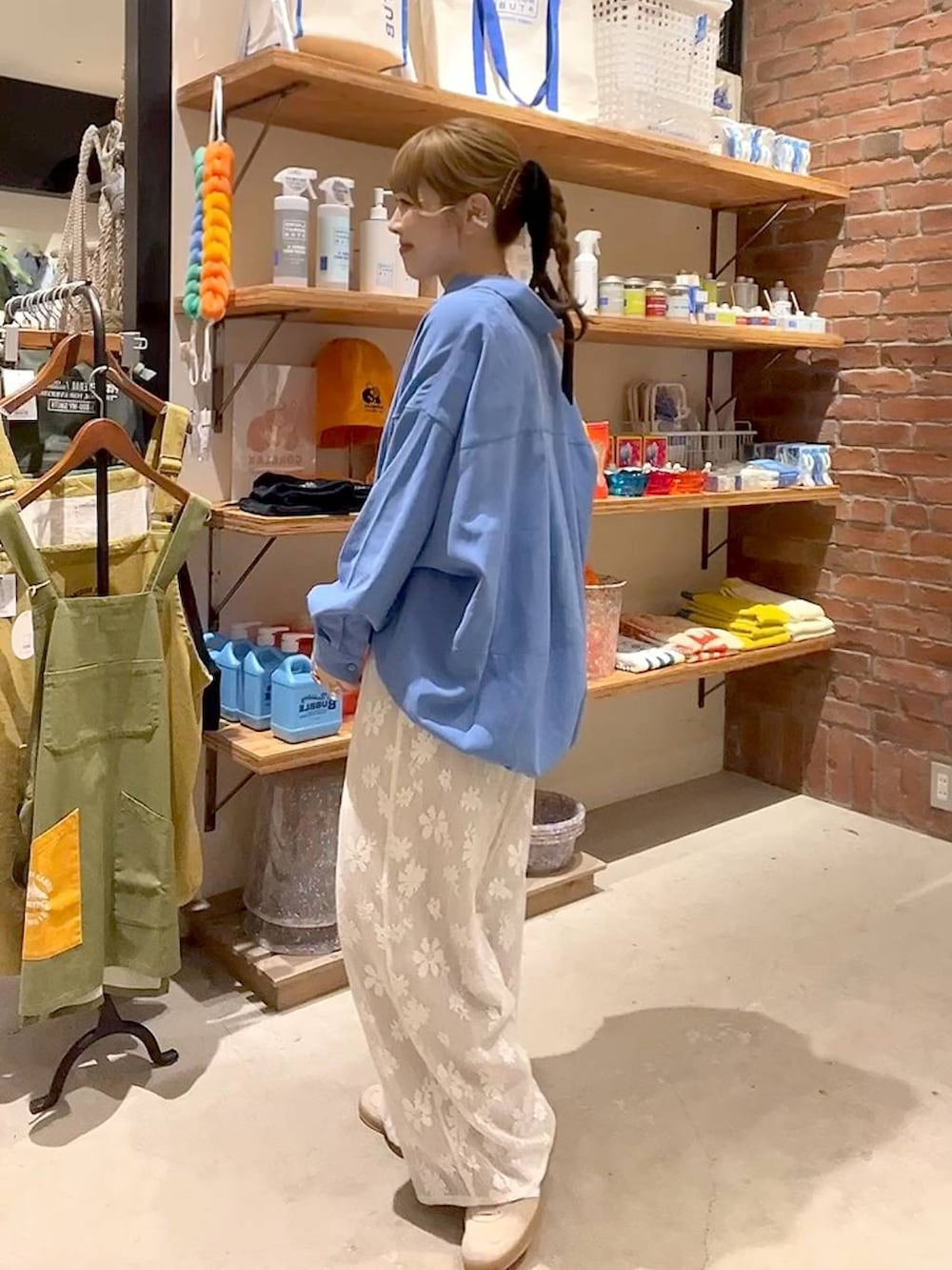 ベージュ系のその他パンツ、ベージュ系のスウェットパンツ、ブルー系のシャツ/ブラウスを着用したレディースの冬コーディネートの4枚目の写真