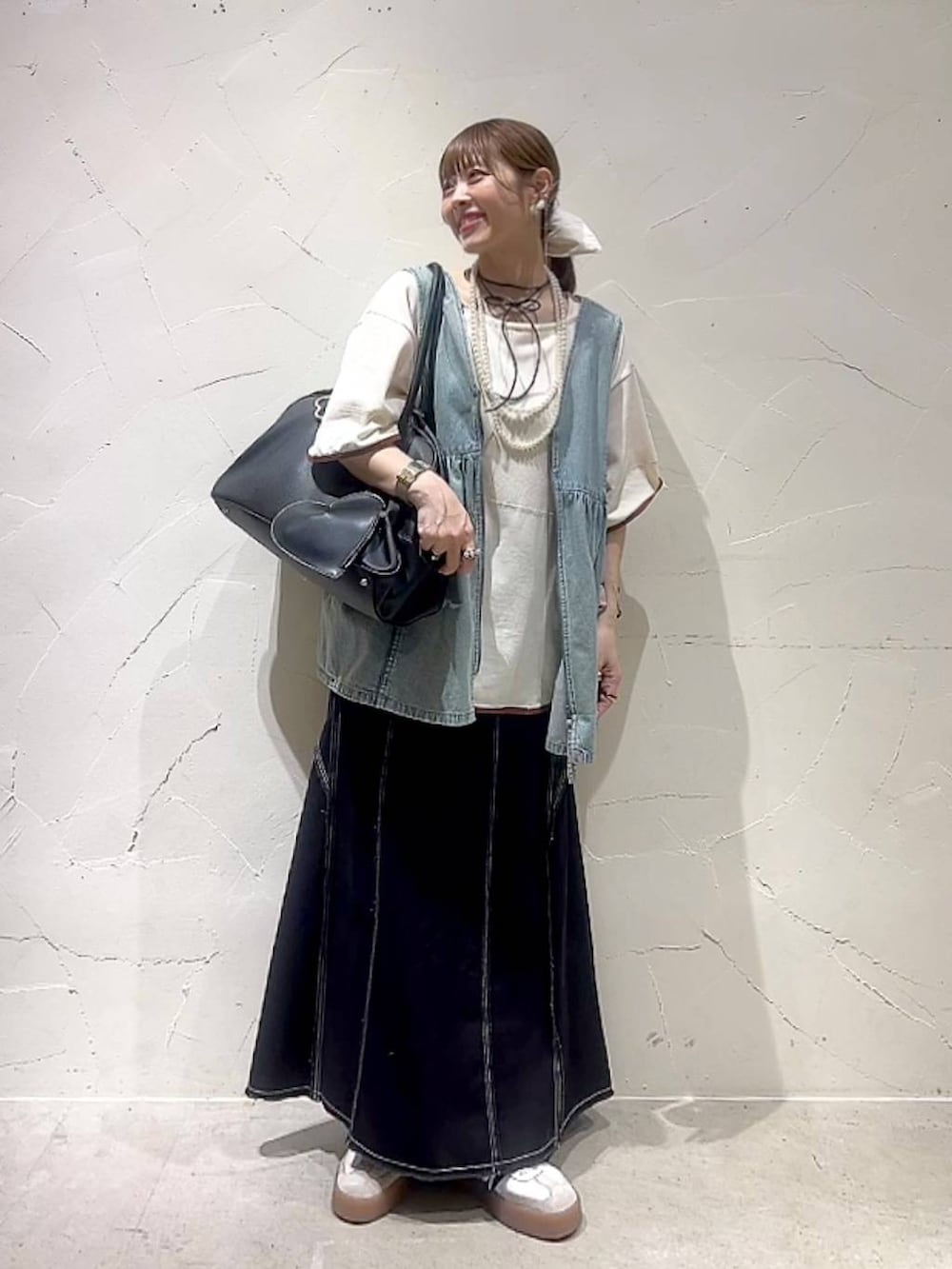 「着痩せ・細見え、ベスト、体型カバー、ナチュラル、ママコーデ、春コーデ、夏コーデ、カジュアル、niko and ...、淡色コーデ、Over40スタッフ、大人カジュアル、Tシャツ、スカート、ボストンバッグ」｜「Me%のハート2SETカラビナ　106345（その他雑貨、ベージュ系）」を使った、みきてぃ24さん（レディース・158cm）の春コーディネートの2枚目の写真
