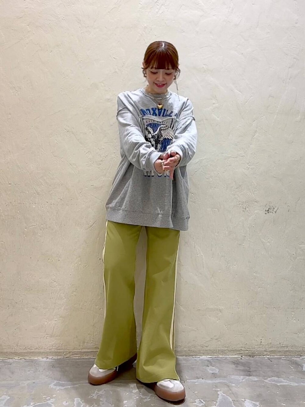 グリーン系のその他パンツを着用したレディースの冬コーディネートの3枚目の写真