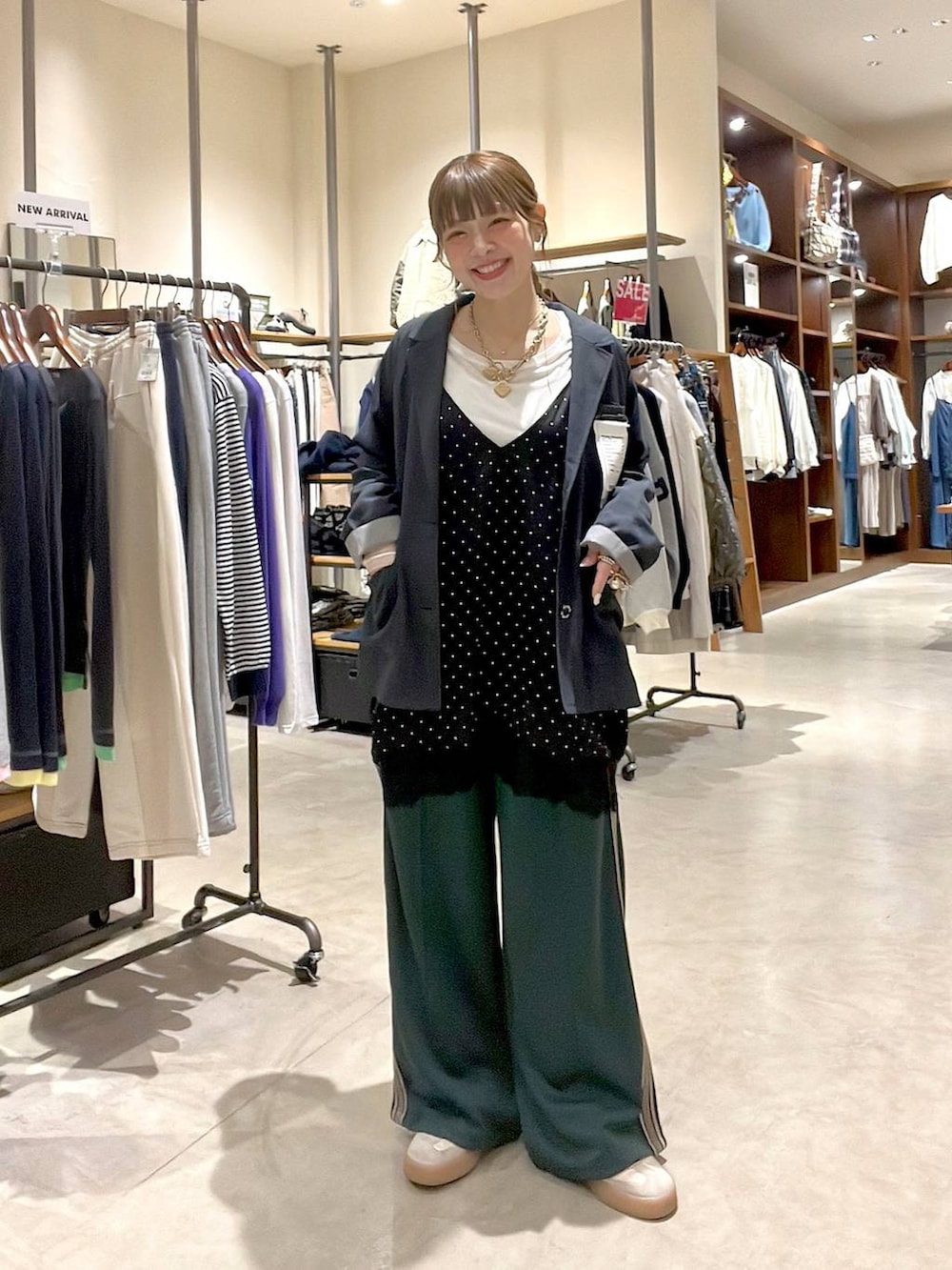 ホワイト系のTシャツ/カットソー、グリーン系のその他パンツ、グレー系のチュニックを着用したレディースの冬コーディネートの9枚目の写真