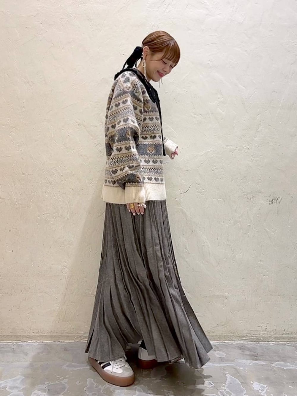 その他のスカート、ベージュ系のニット/セーター、ブラック系の付け襟を着用したレディースの冬コーディネートの4枚目の写真