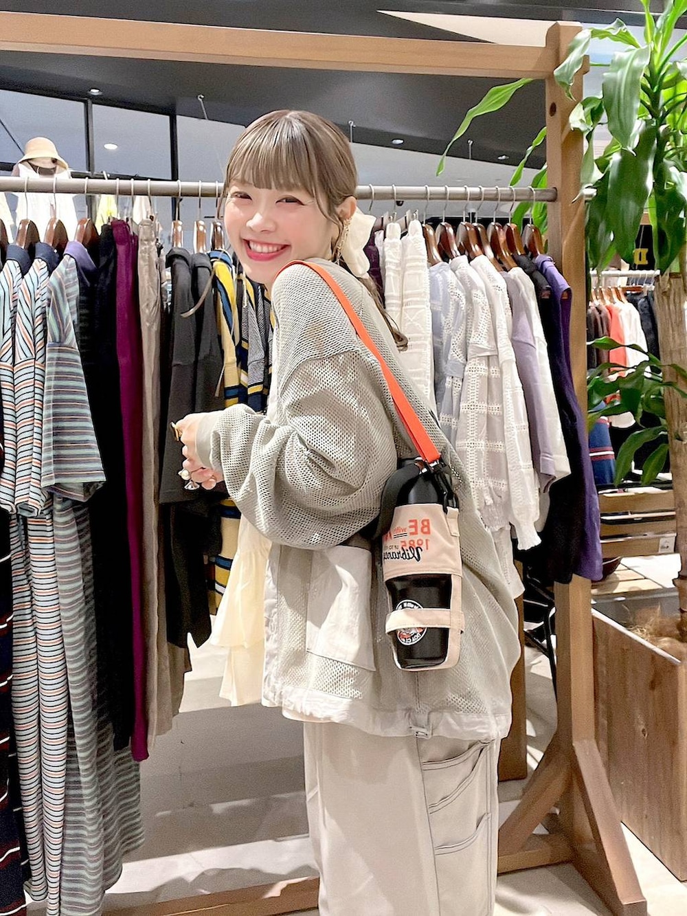 ホワイト系のタンクトップ、ベージュ系のスカート、ピンク系のネックレスを着用したレディースの春コーディネートの5枚目の写真