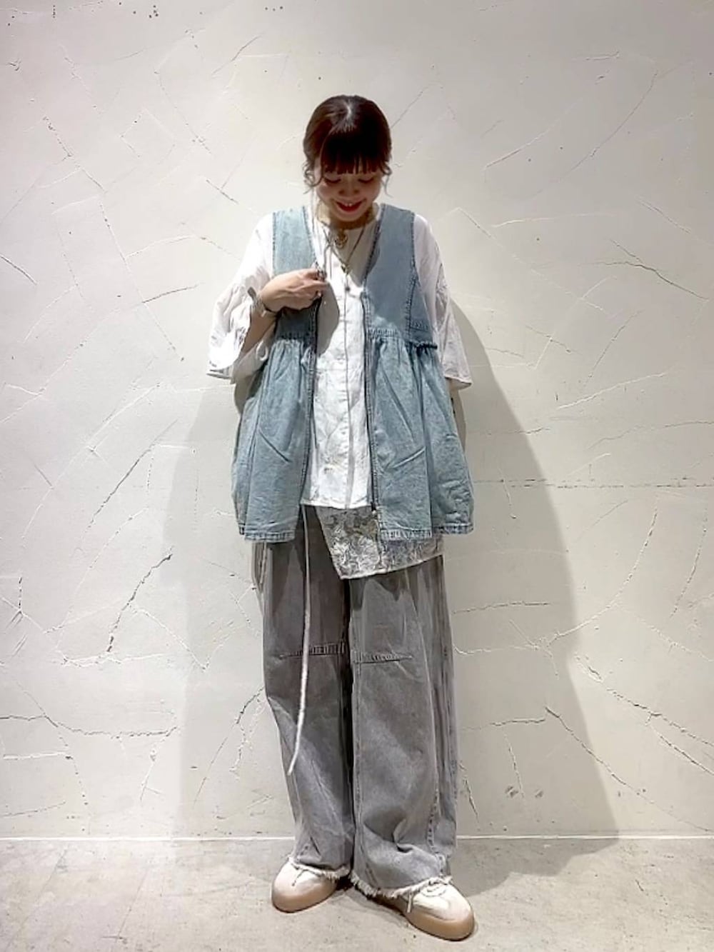 グレー系のその他パンツ、ブルー系のベスト、ホワイト系のシャツ/ブラウスを着用したレディースの夏コーディネートの8枚目の写真