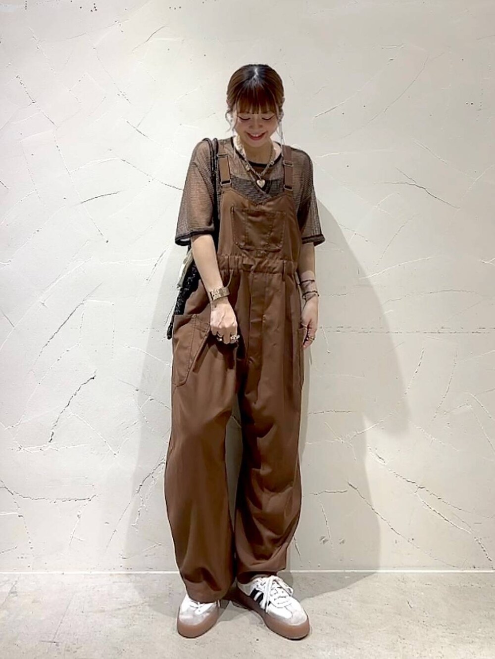 「着痩せ・細見え、体型カバー、ナチュラル、ママコーデ、春コーデ、夏コーデ、カジュアル、niko and ...、淡色コーデ、Over40スタッフ、大人カジュアル、サロペット、シアートップス、カップ付きインナー、トートバッグ」｜「niko and...のオリジナルシェルモチーフトートバッグ（トートバッグ、ブラック系）」を使った、みきてぃ24さん（レディース・158cm）の春コーディネートの8枚目の写真