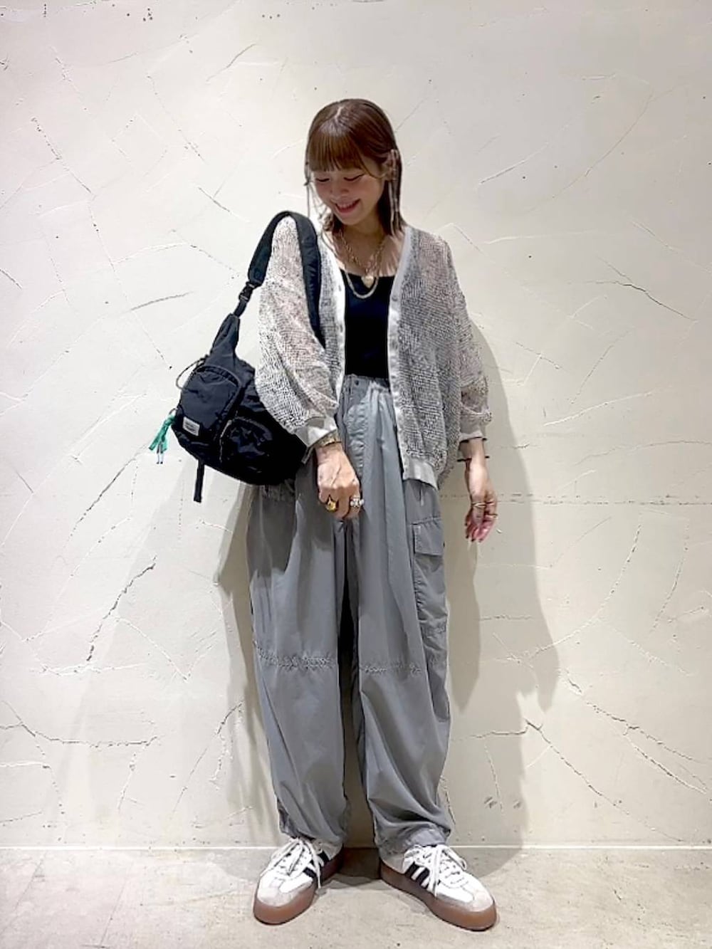 「着痩せ・細見え、体型カバー、ナチュラル、ママコーデ、春コーデ、夏コーデ、カジュアル、niko and ...、淡色コーデ、Over40スタッフ、大人カジュアル、カーディガン、カップ付きインナー、パンツ、ショルダーバッグ」｜「niko and...のネップメッシュランタンカーディガン（カーディガン/ボレロ、ホワイト系）」を使った、みきてぃ24さん（レディース・158cm）の春コーディネートの8枚目の写真