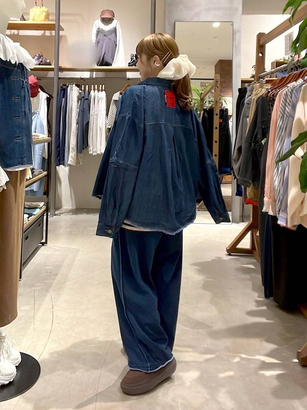 ブラウン系のローファー、ホワイト系のヘアゴムを着用したレディースの冬コーディネートの3枚目の写真