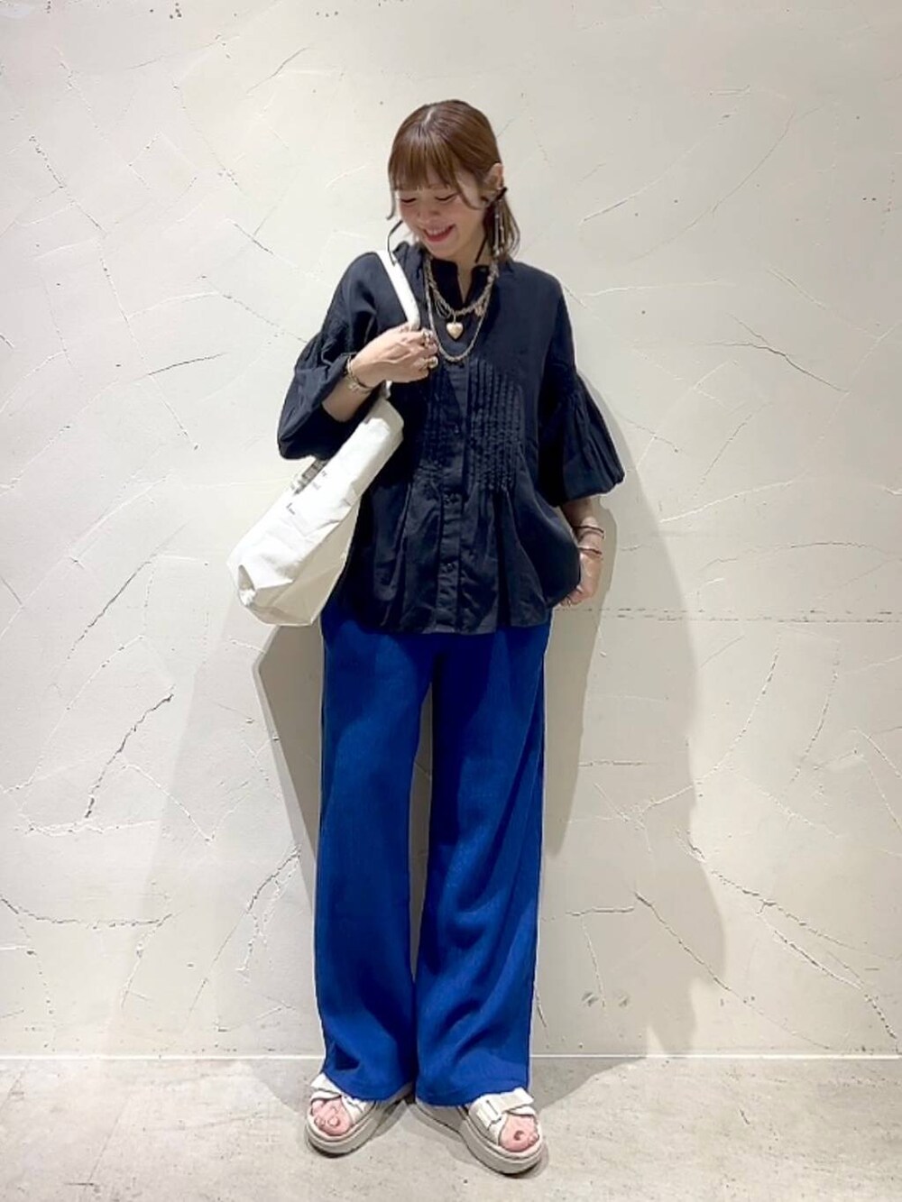 ベージュ系のトートバッグ、ブラック系のシャツ/ブラウス、ブルー系のその他パンツを着用したレディースの春コーディネートの9枚目の写真