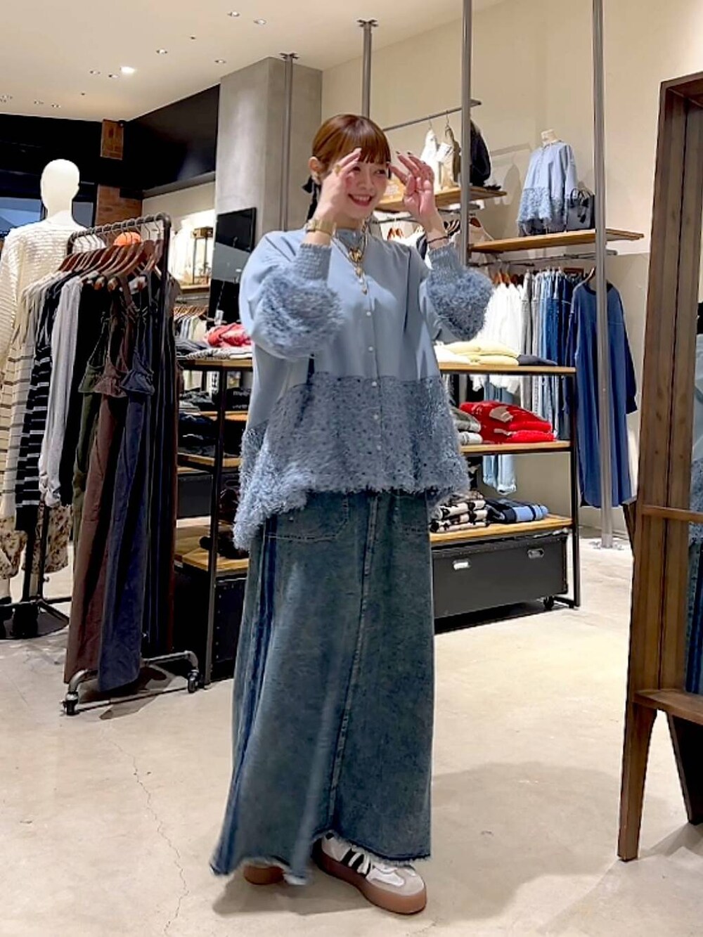 ブルー系のスカート、ブルー系のシャツ/ブラウスを着用したレディースの春コーディネートの9枚目の写真