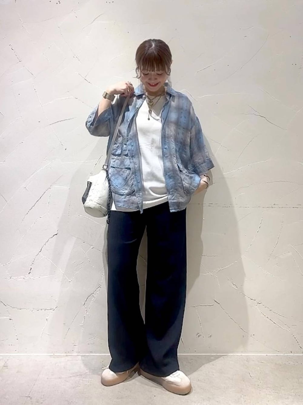ブルー系のシャツ/ブラウス、ホワイト系のTシャツ/カットソー、ブラック系のその他パンツを着用したレディースの夏コーディネートの9枚目の写真