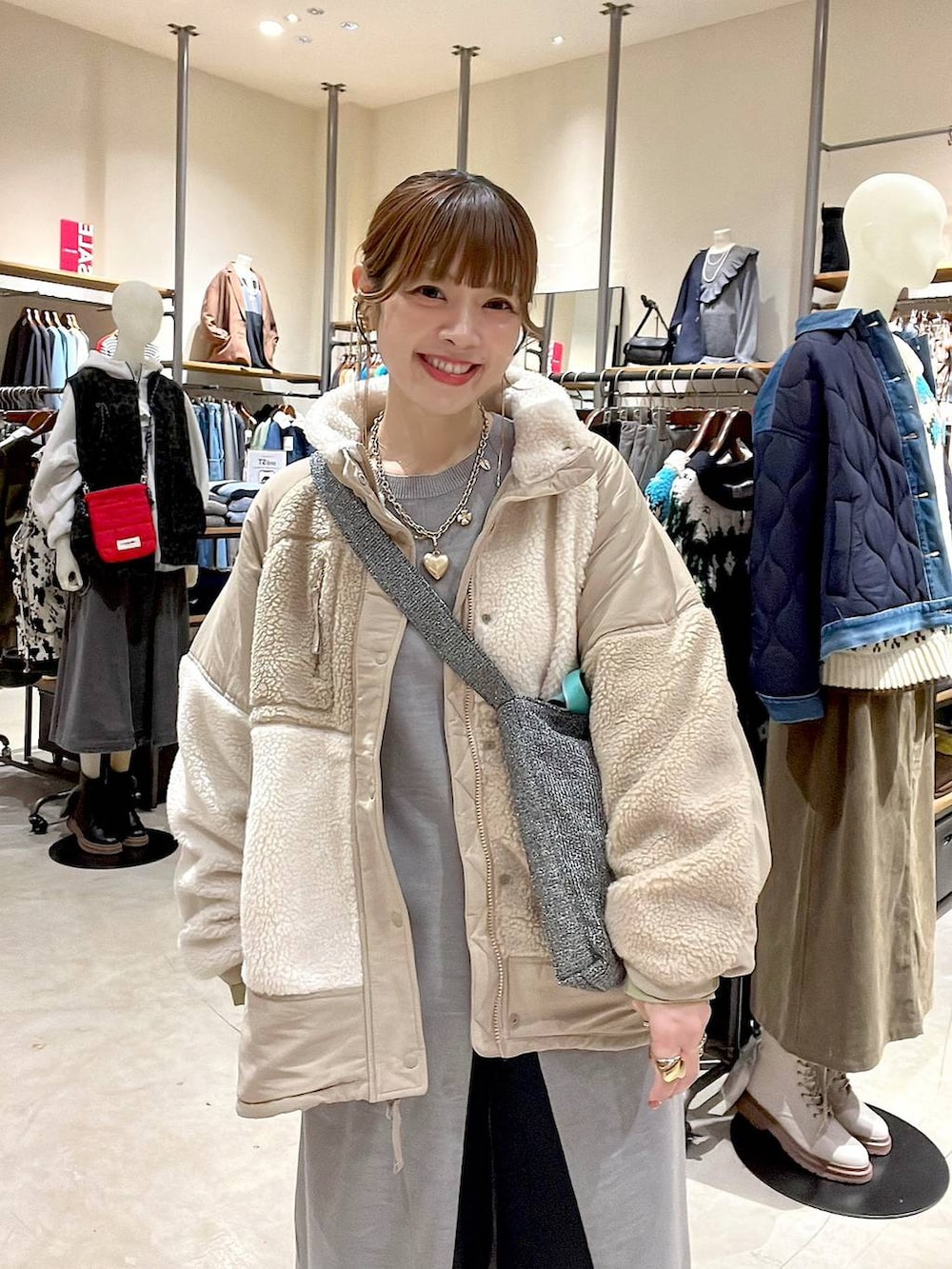 ベージュ系のその他アウター、ブラック系のその他パンツ、グレー系のワンピースを着用したレディースの冬コーディネートの6枚目の写真