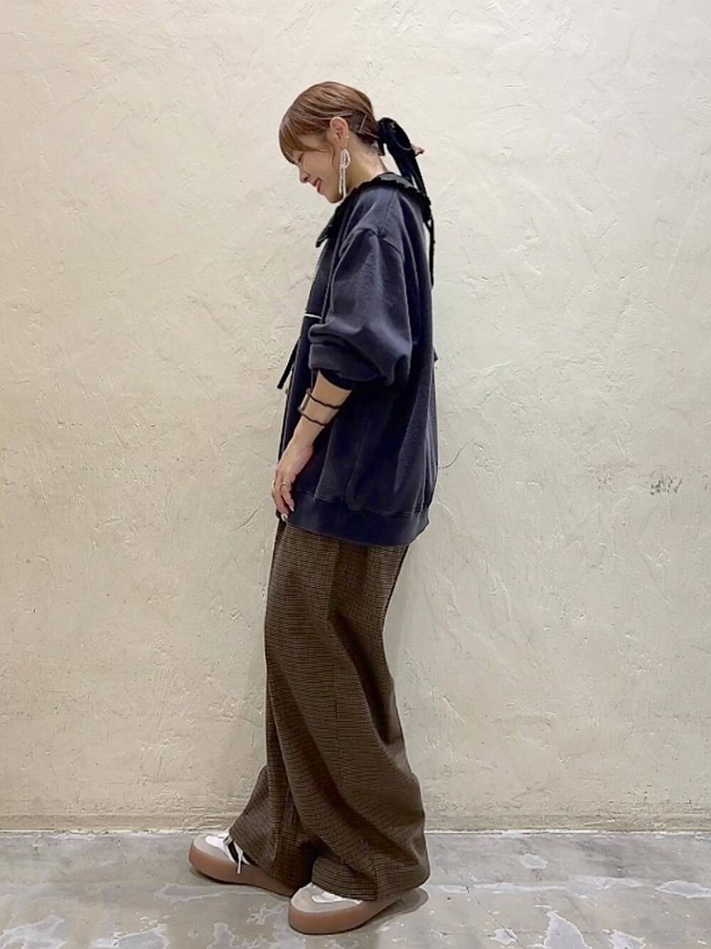 ブラウン系のその他パンツ、ブルー系のスウェット、ブラック系の付け襟を着用したレディースの冬コーディネートの6枚目の写真