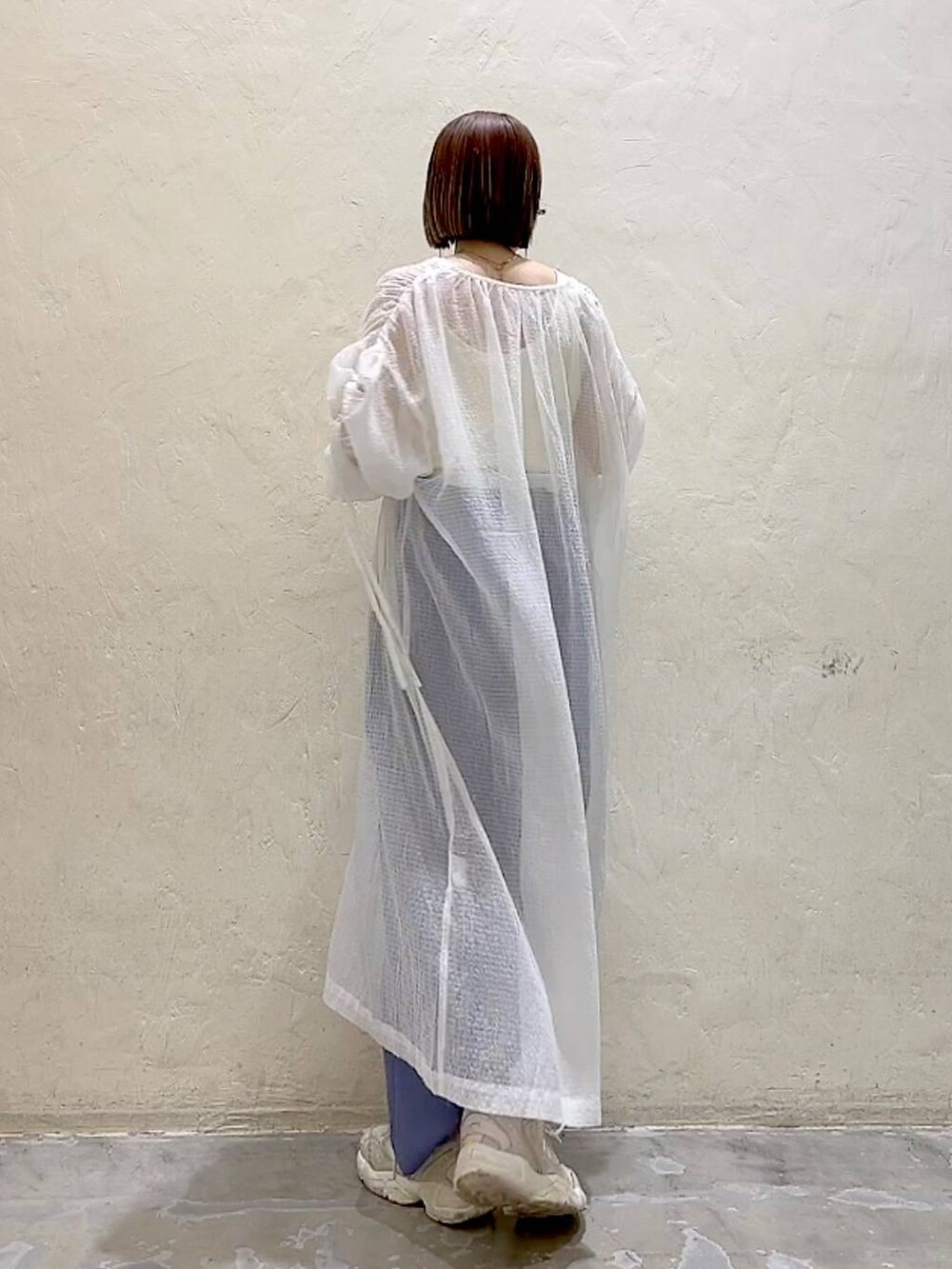 ベージュ系のタンクトップ、パープル系のその他パンツ、ホワイト系のワンピースを着用したレディースの夏コーディネートの5枚目の写真