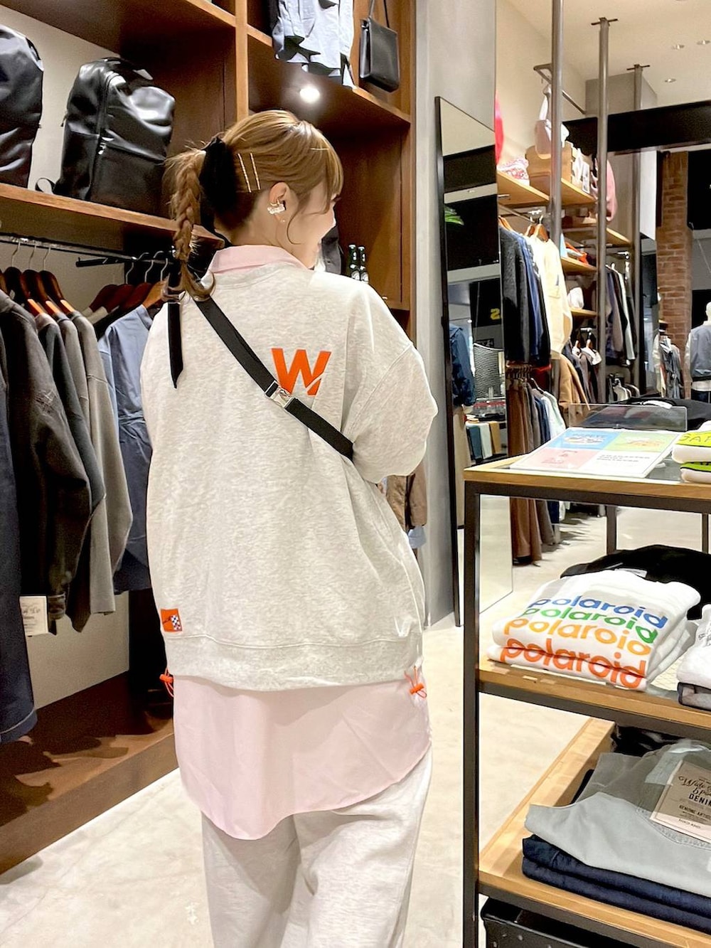 グレー系のスウェットパンツ、ピンク系のシャツ/ブラウス、ブラック系のボディバッグ/ウエストポーチを着用したレディースの冬コーディネートの7枚目の写真