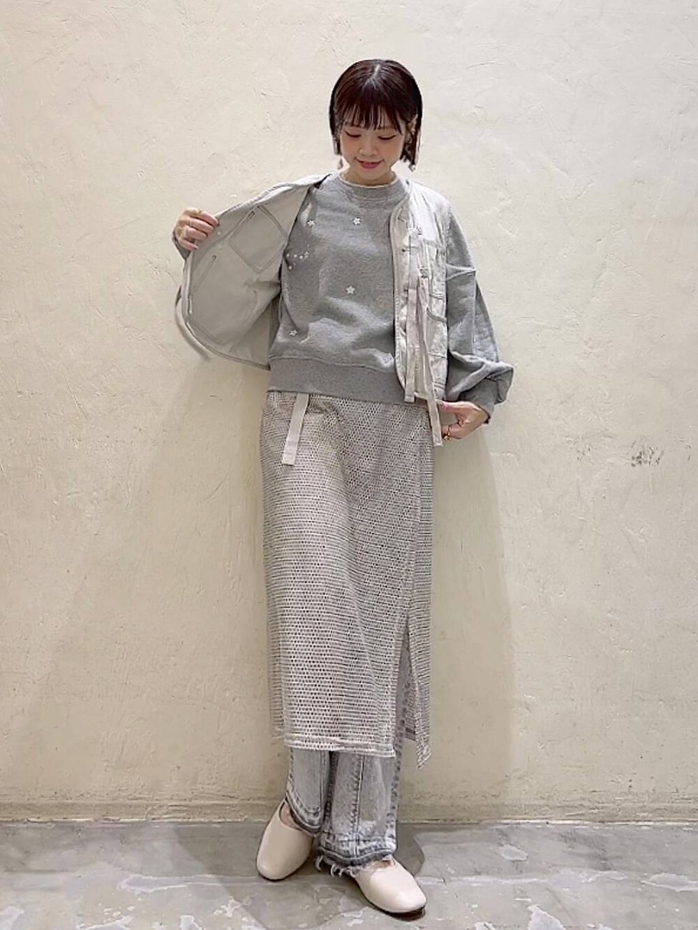 「ベスト、スウェット、デニムパンツ、NKJコーデ_niko and ...、ワントーン、着痩せ・細見え、体型カバー、ナチュラル、ママコーデ、冬コーデ、カジュアル、niko and ...、春コーデ」｜「niko and...のメタリックメッシュラップスカート（スカート、ベージュ系）」を使った、みきてぃ24さん（骨格ウェーブ・レディース・158cm）の冬コーディネートの6枚目の写真
