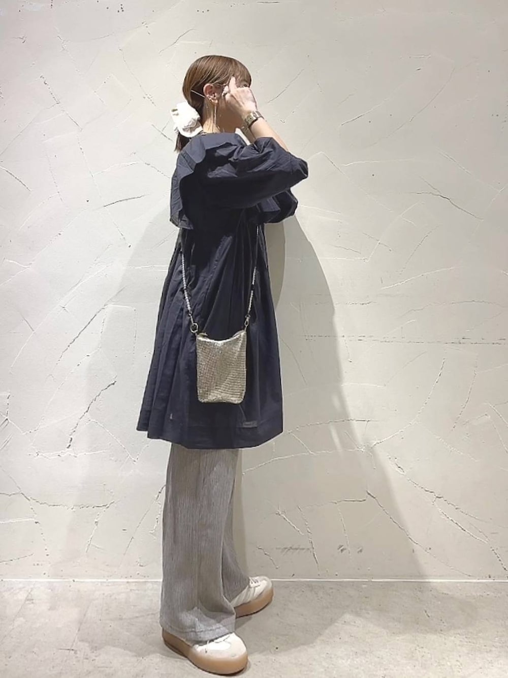 「着痩せ・細見え、体型カバー、ナチュラル、ママコーデ、春コーデ、夏コーデ、カジュアル、niko and ...、淡色コーデ、Over40スタッフ、大人カジュアル、ブラウス、ワンピース、パンツ、ショルダーバッグ」｜「Me%のメタルメッシュポーチショルダー　103417（ショルダーバッグ、ゴールド系）」を使った、みきてぃ24さん（レディース・158cm）の春コーディネートの4枚目の写真