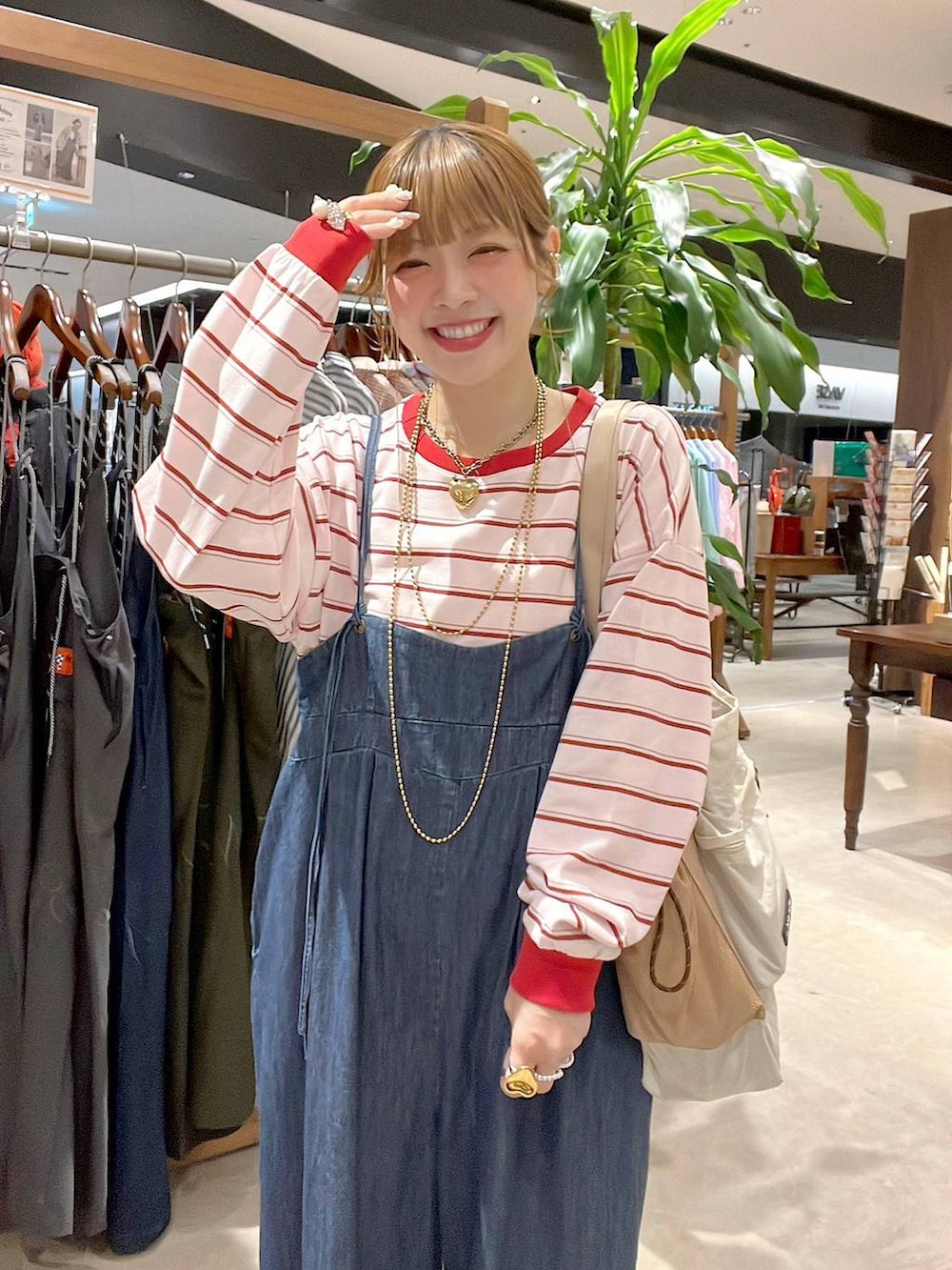 ピンク系のTシャツ/カットソー、ベージュ系のトートバッグを着用したレディースの春コーディネートの3枚目の写真