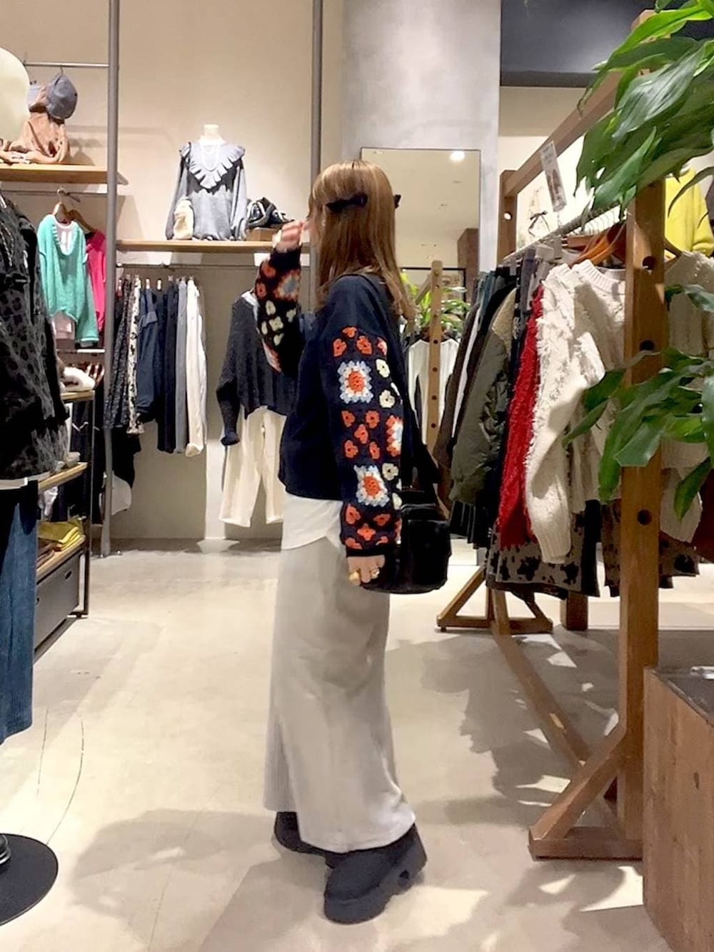 ブルー系のスウェット、ホワイト系のTシャツ/カットソー、グレー系のスカートを着用したレディースの冬コーディネートの5枚目の写真