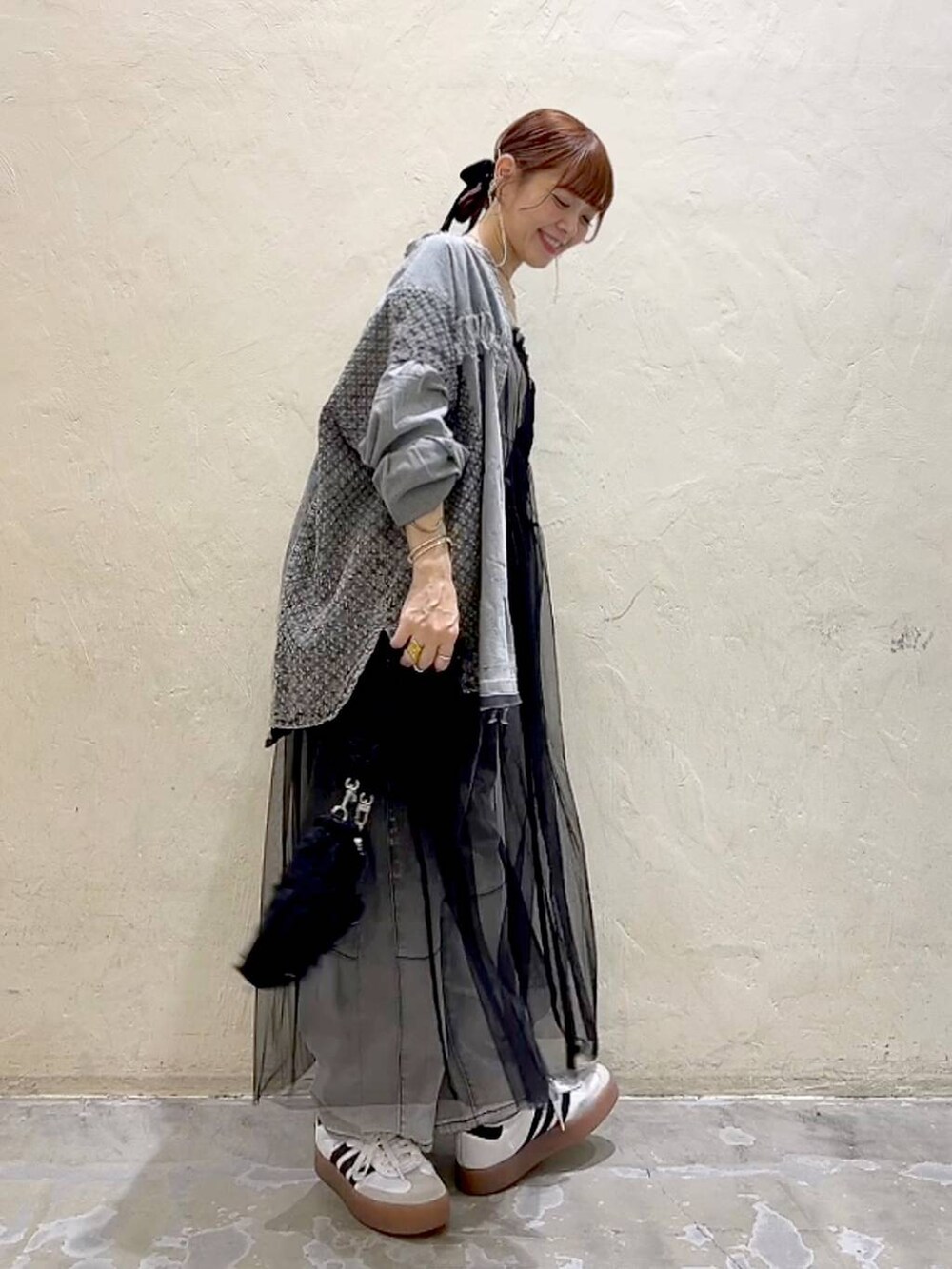 ブラック系のワンピース、グレー系のシャツ/ブラウス、ベージュ系のキャミソールを着用したレディースの秋コーディネートの3枚目の写真