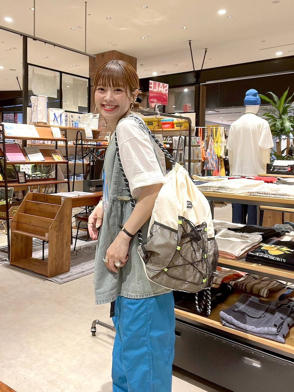 「着痩せ・細見え、体型カバー、ナチュラル、ママコーデ、春コーデ、夏コーデ、カジュアル、niko and ...、淡色コーデ、Over40スタッフ、大人カジュアル、Tシャツ、ベスト、パンツ、リュック・バッグ」｜「niko and...の2WAYガーリーベスト（ベスト、ブルー系）」を使った、みきてぃ24さん（レディース・158cm）の夏コーディネートの7枚目の写真
