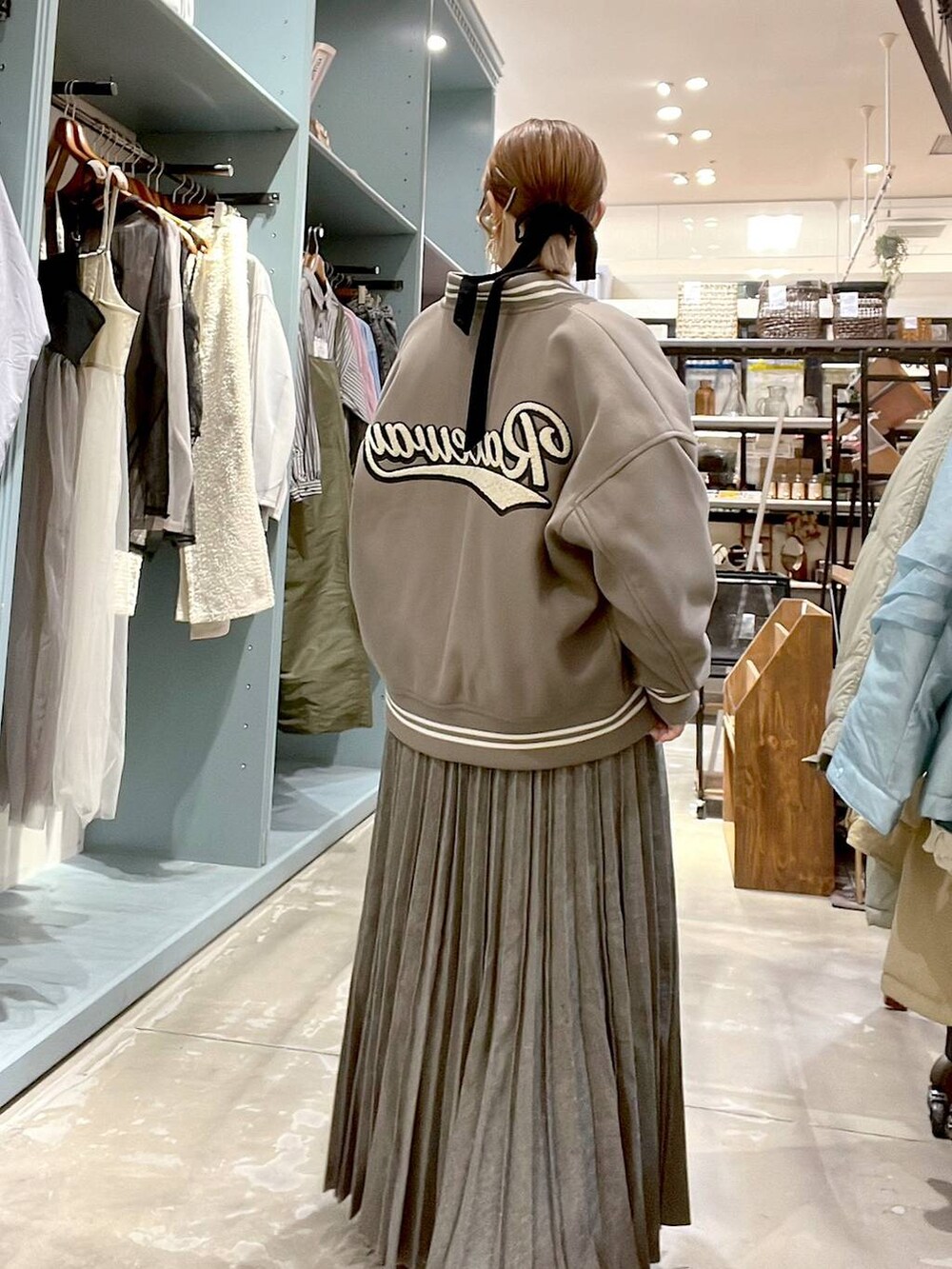 「着痩せ・細見え、体型カバー、ナチュラル、ママコーデ、冬コーデ、カジュアル、niko and ...、淡色コーデ、Over40スタッフ、大人カジュアル、アウター、スカート、スウェット」｜「niko and...のウーリーテックスタジャン（スタジャン、ブラウン系）」を使った、みきてぃ24さん（レディース・158cm）の冬コーディネートの7枚目の写真