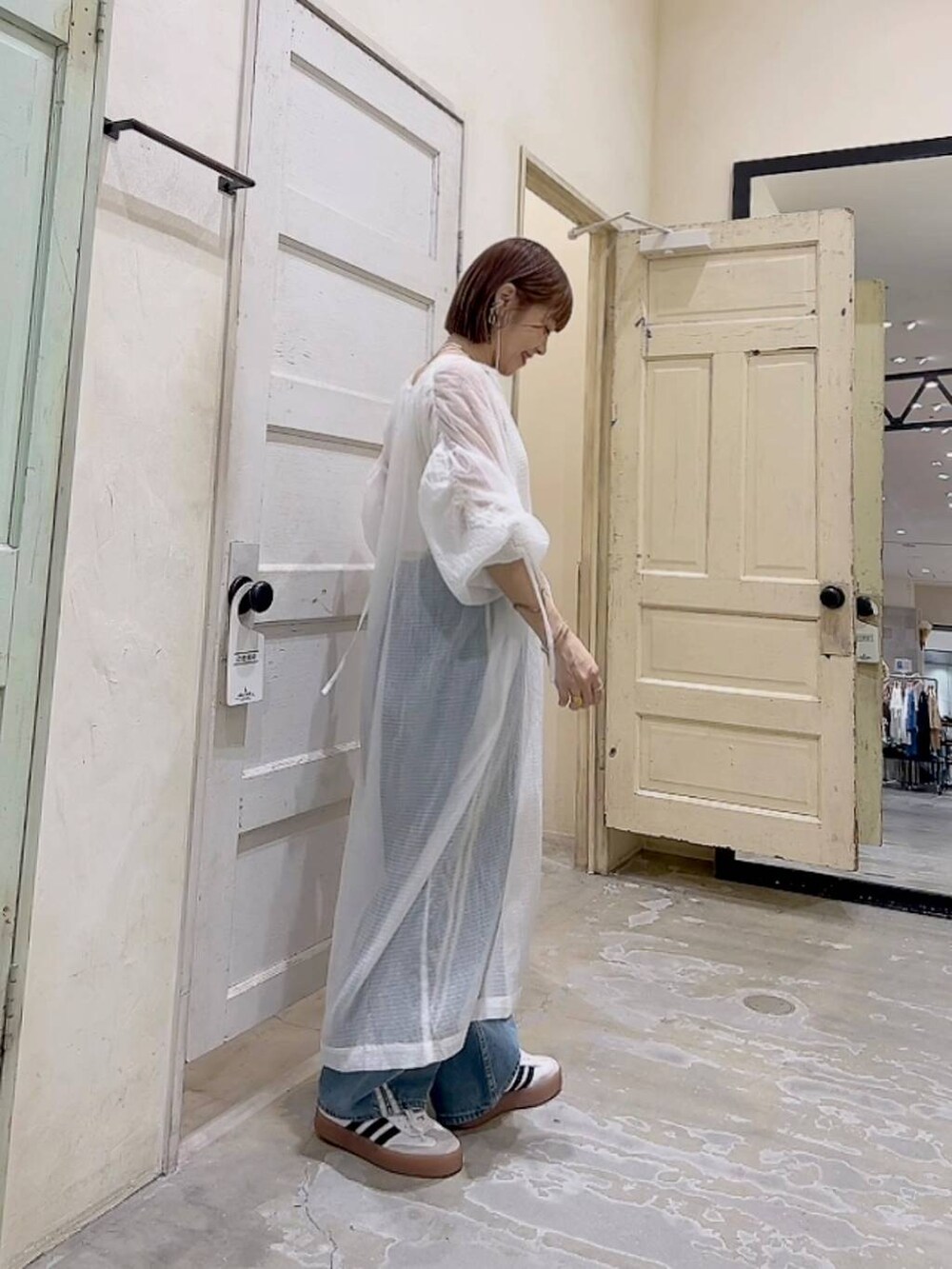 「デニムパンツ、着痩せ・細見え、体型カバー、ナチュラル、ママコーデ、夏コーデ、カジュアル、niko and ...、淡色コーデ、Over40スタッフ、大人カジュアル、シンプルコーデ、シンプル、ワンピース」｜「niko and...のシアーシャーリングワンピース（ワンピース、ホワイト系）」を使った、みきてぃ24さん（骨格ウェーブ・レディース・158cm）の夏コーディネートの3枚目の写真