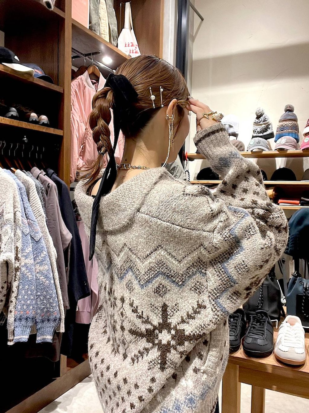 ベージュ系のニット/セーター、イエロー系のヘアピンを着用したレディースの秋コーディネートの3枚目の写真