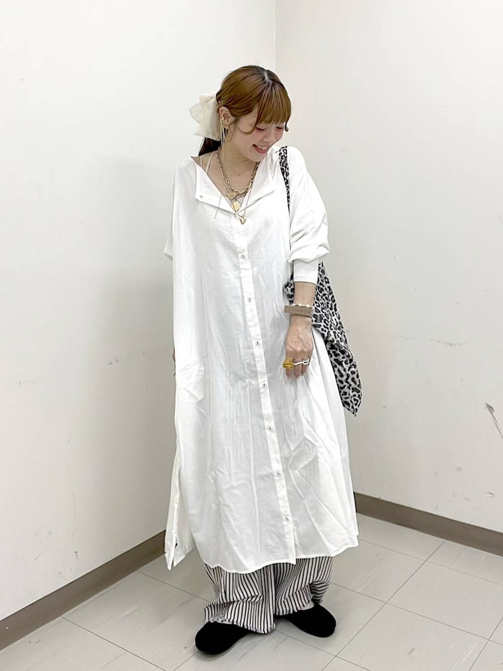 その他のトートバッグ、ブラック系のパンプス、ホワイト系のデニムパンツを着用したレディースの冬コーディネートの6枚目の写真