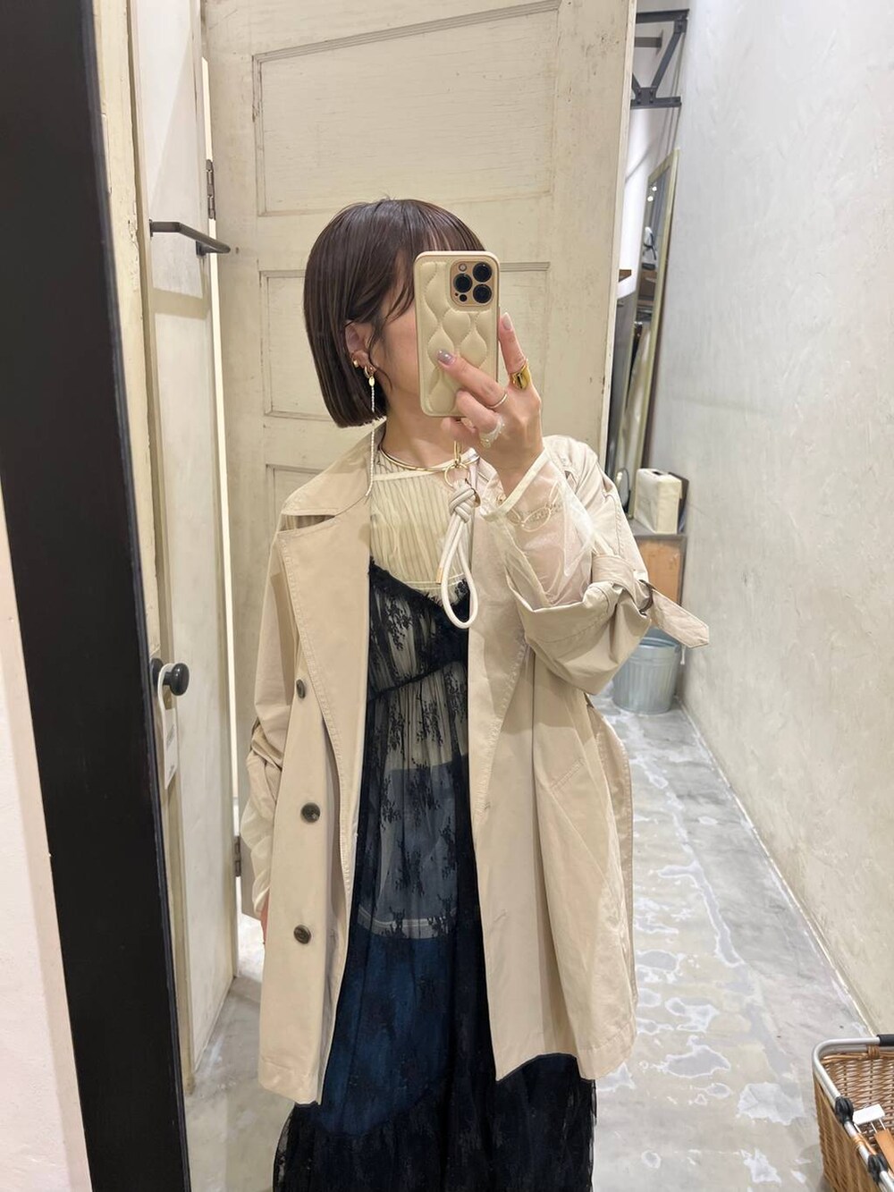 「NKJコーデ_niko and ...、デニムパンツ、トレンチコート、アウター、ワンピース、キャミワンピース、春コーデ、着痩せ・細見え、体型カバー、ナチュラル、ママコーデ、冬コーデ、カジュアル、niko and ...」｜「niko and...のマルチWAYチュールフリルプルオーバー（Tシャツ/カットソー、ホワイト系）」を使った、みきてぃ24さん（骨格ウェーブ・レディース・158cm）の冬コーディネートの2枚目の写真