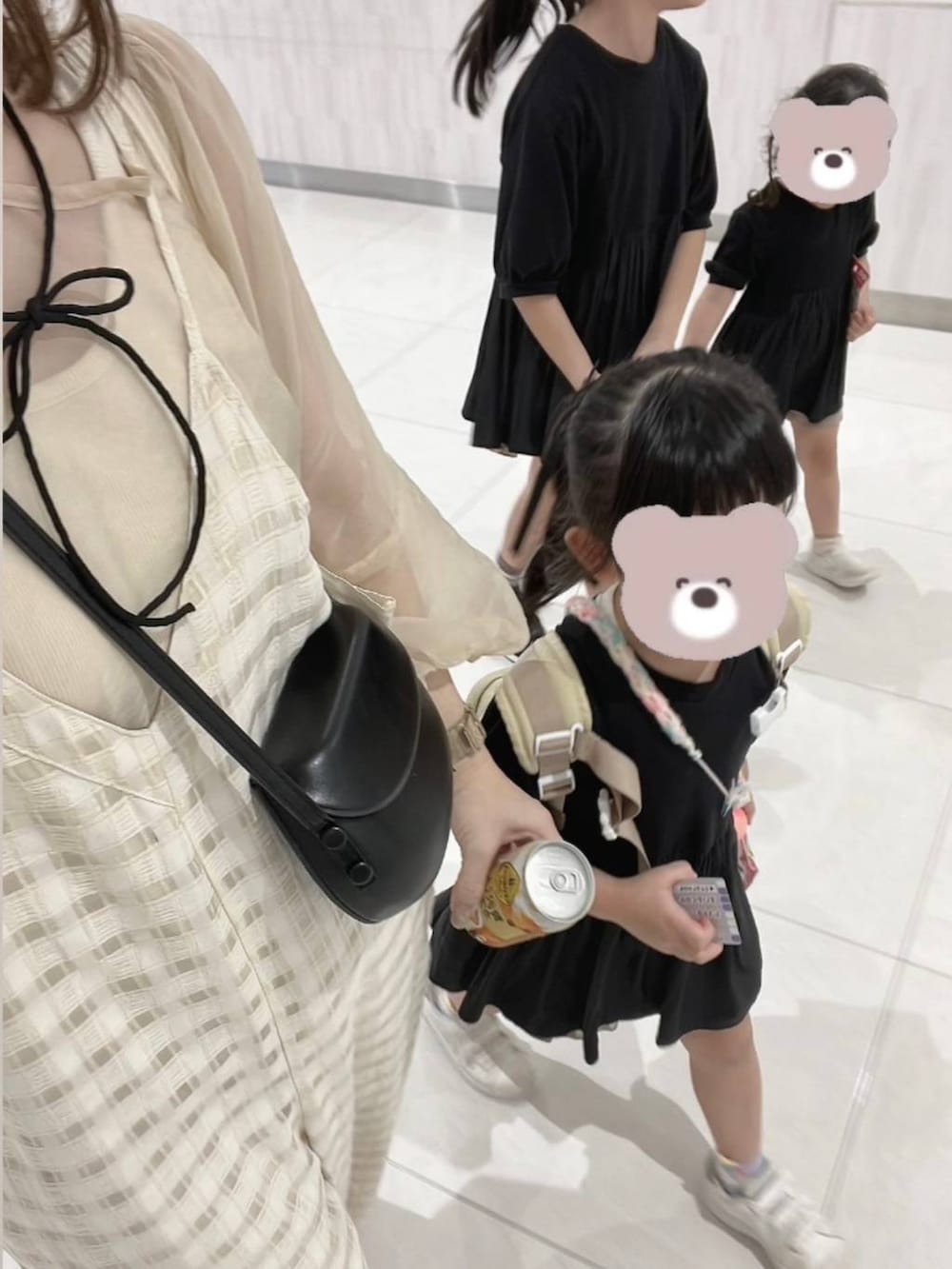「着痩せ・細見え、体型カバー、ナチュラル、ママコーデ、春コーデ、夏コーデ、カジュアル、niko and ...、淡色コーデ、Over40スタッフ、大人カジュアル、サロペット、studio CLIP、ネックレス、生活雑貨」｜「studio CLIPのダブルフロントチェックキャミサロペット（サロペット/オーバーオール、ベージュ系）」を使った、みきてぃ24さん（レディース・158cm）の春コーディネートの4枚目の写真