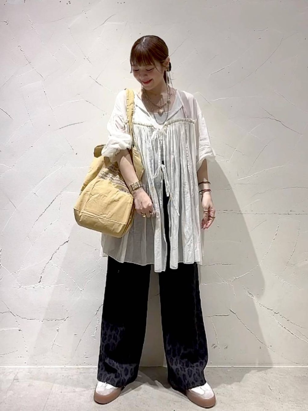「着痩せ・細見え、体型カバー、大人カジュアル、ワンピース、ナチュラル、ママコーデ、春コーデ、夏コーデ、カジュアル、niko and ...、淡色コーデ、Over40スタッフ、パンツ、トートバッグ」｜「niko and...のオリジナルロゴ パッカブルトートバッグ（トートバッグ、イエロー系）」を使った、みきてぃ24さん（レディース・158cm）の春コーディネートの3枚目の写真