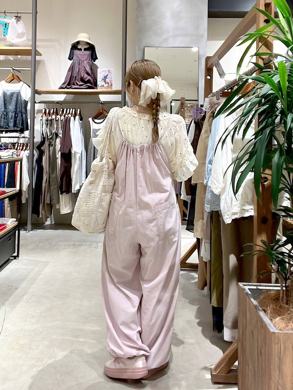 ピンク系のサロペット/オーバーオール、ベージュ系のトートバッグ、ホワイト系のシャツ/ブラウスを着用したレディースの夏コーディネートの8枚目の写真