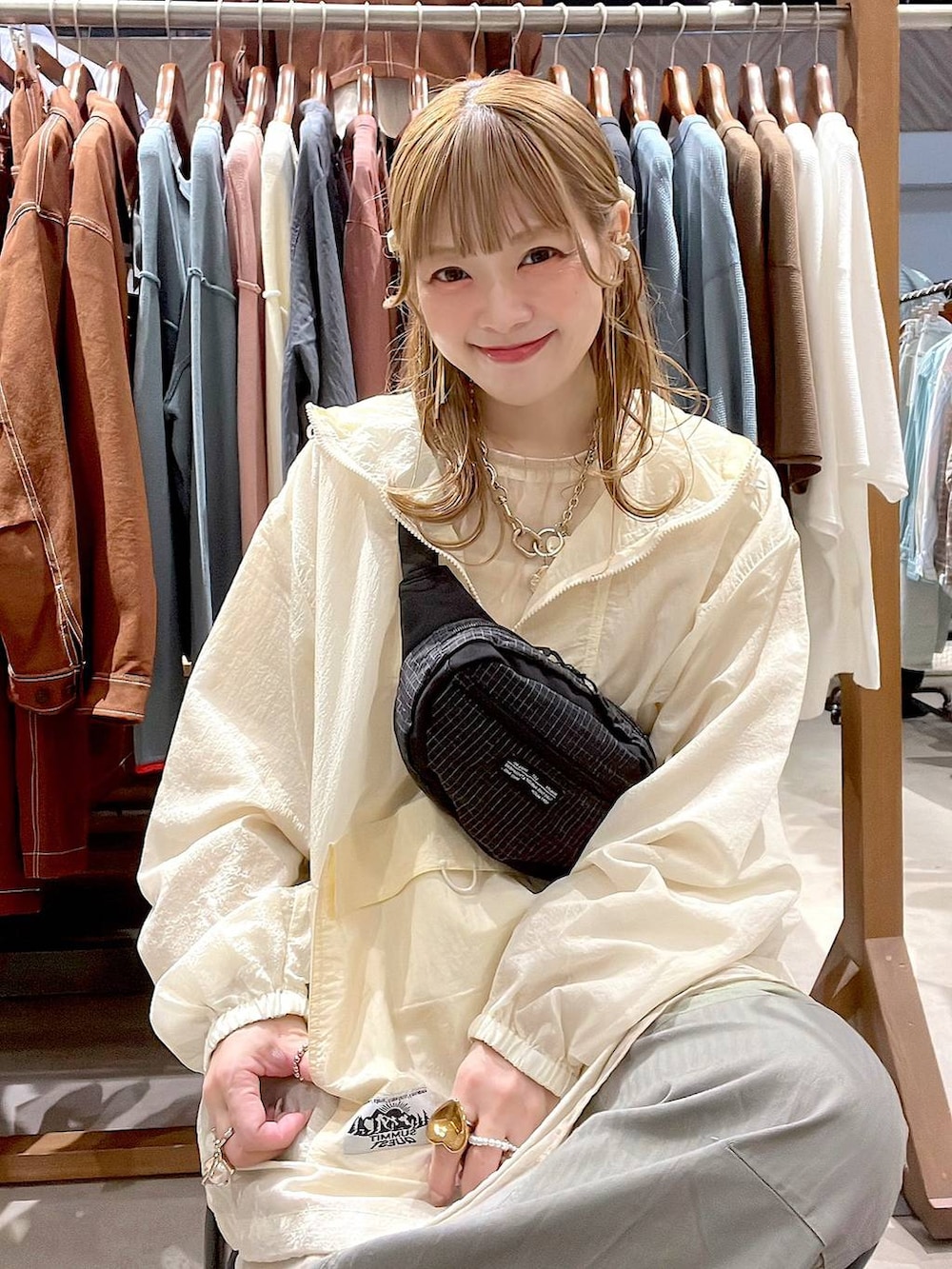 ブラック系のボディバッグ/ウエストポーチ、グリーン系のその他パンツを着用したレディースの春コーディネートの5枚目の写真