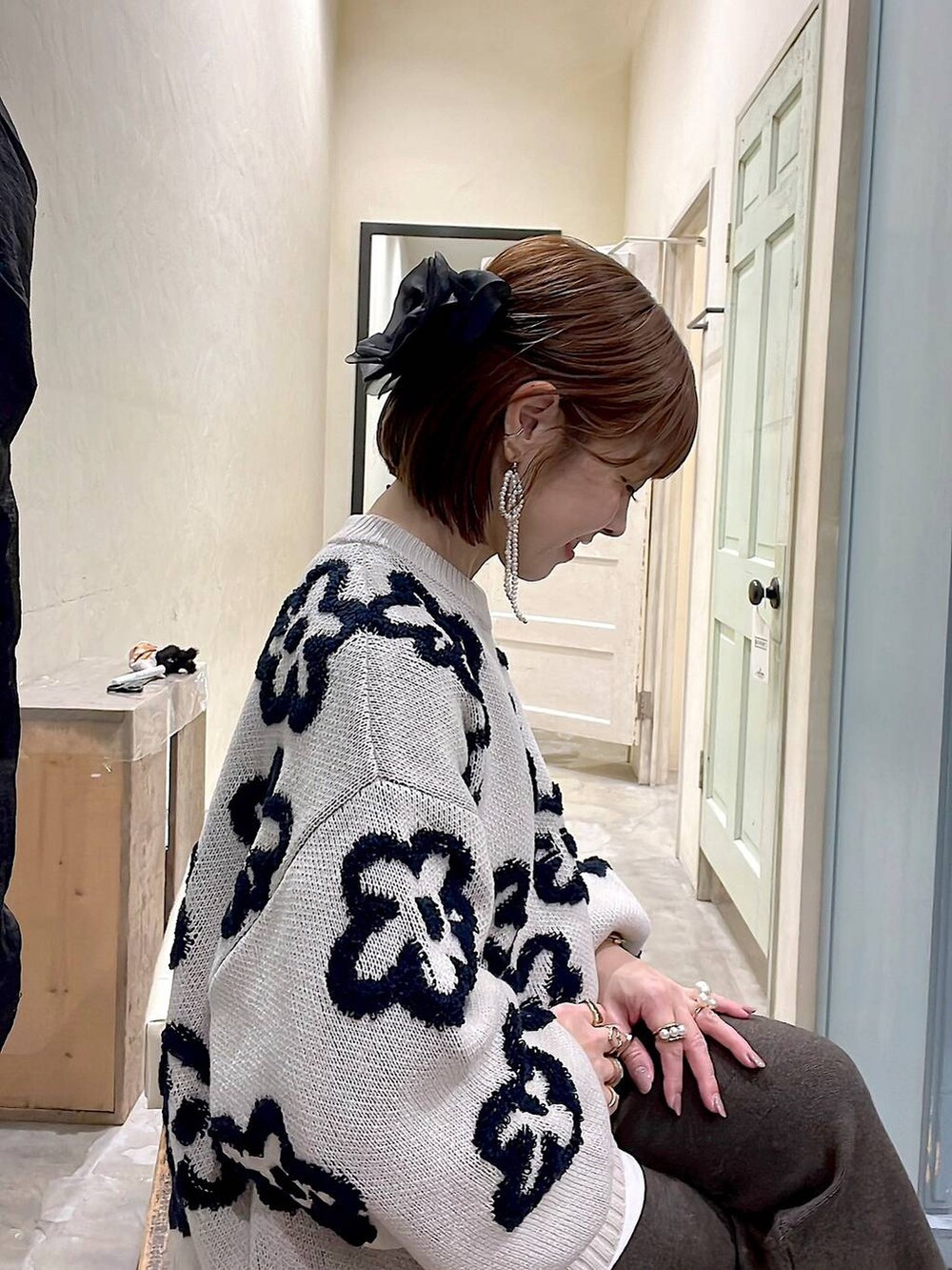 ホワイト系のTシャツ/カットソー、ブラウン系のその他パンツ、ベージュ系のニット/セーターを着用したレディースの冬コーディネートの3枚目の写真