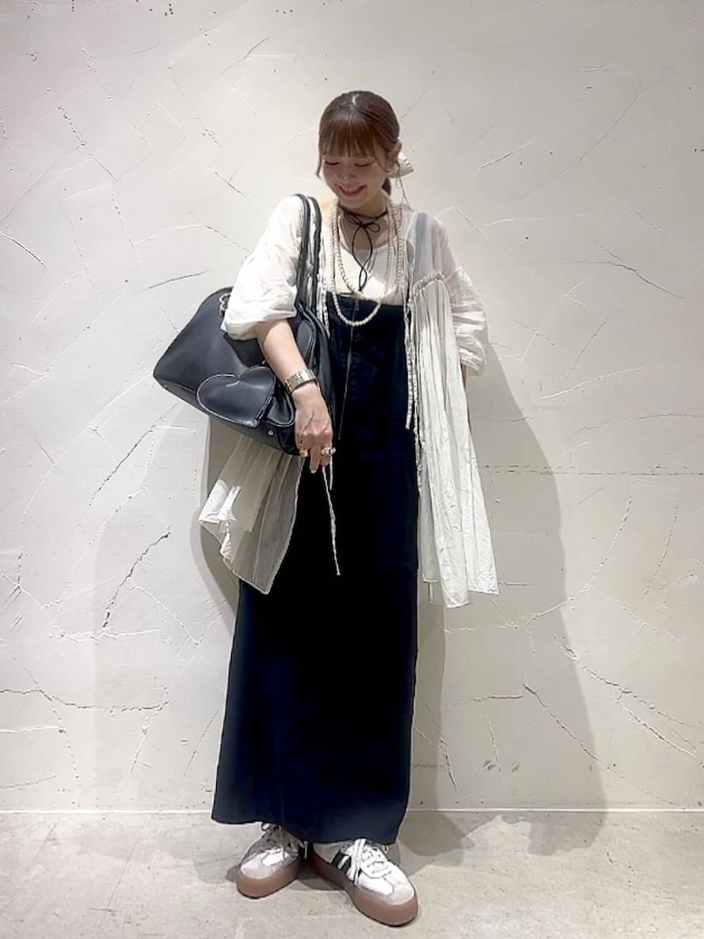 「ピアス、ネックレス、着痩せ・細見え、体型カバー、ナチュラル、ママコーデ、春コーデ、夏コーデ、カジュアル、niko and ...、淡色コーデ、Over40スタッフ、大人カジュアル、ワンピース、レイヤードスタイル」｜「Me%のハート2SETカラビナ　106345（その他雑貨、ベージュ系）」を使った、みきてぃ24さん（レディース・158cm）の春コーディネートの3枚目の写真